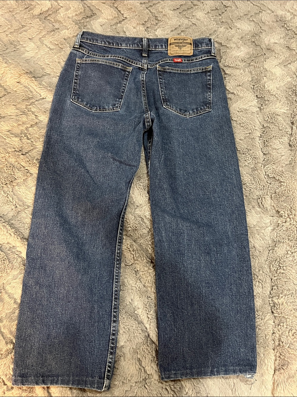 Wrangler Men's Straight Leg Jeans in Medium Blue Denim